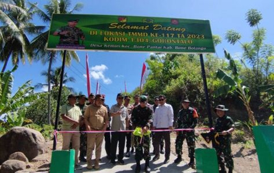 Peresmian pemanfaatan jalan rabat beton hasil TMMD ke-117 di Desa Kemiri, Kecamatan Bonepantai yang ditandai dengan pengguntingan pita dan penandatanganan prasasti (F.AKP/Diskominfo)