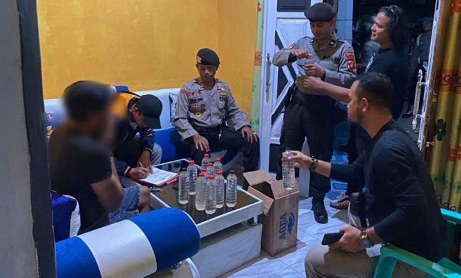 Minuman keras jenis Cap Tikus yakni 19 botol ukuran 600 Ml dan 20 liter dikemas dalam sebuah galon yang di temukan di wilayah Kecamatan Suwawa dan Kecamatan Tilong Kabila.(hms-pol)