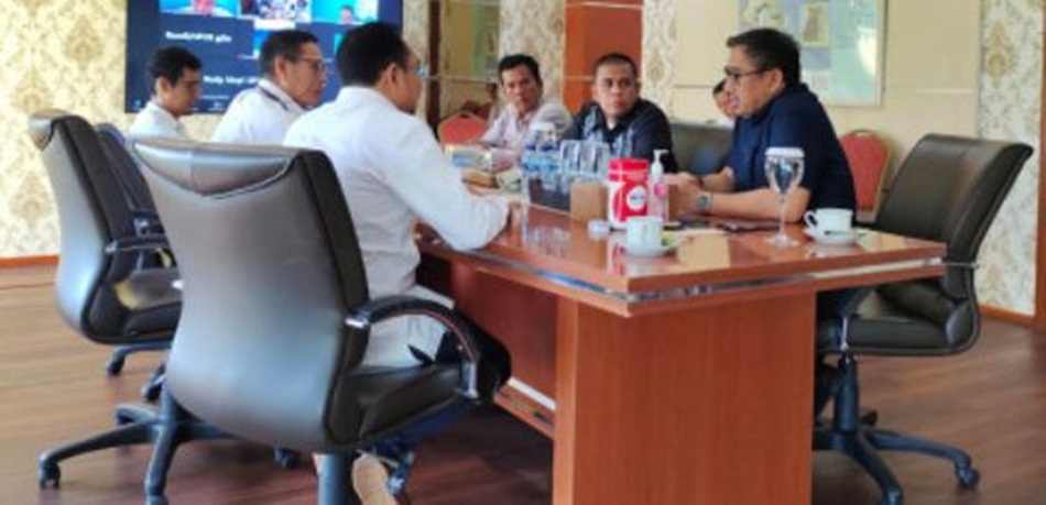 Bupati Hamim Pou saat melakukan pertemuan dengan Pimpinan PLN Wilayah Suluttenggo di Kota Manado, Senin (14/8/2023). (F.dok.istimewa)