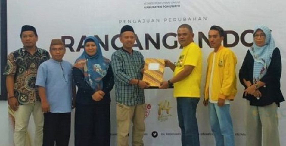 KPU Pohuwato saat menerima DCS Partai Golkar saat injure time (humas)