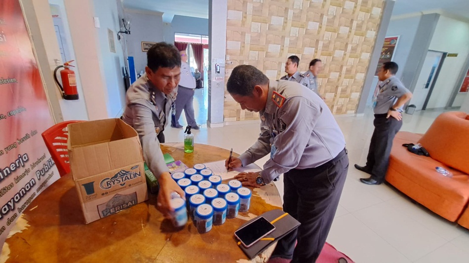 Kenkumham) Gorontalo menggelar tes urine kepada petugas dan warga binaan di Lembaga Pemasyarakatan Kelas IIb  Pohuwato,(humas)
