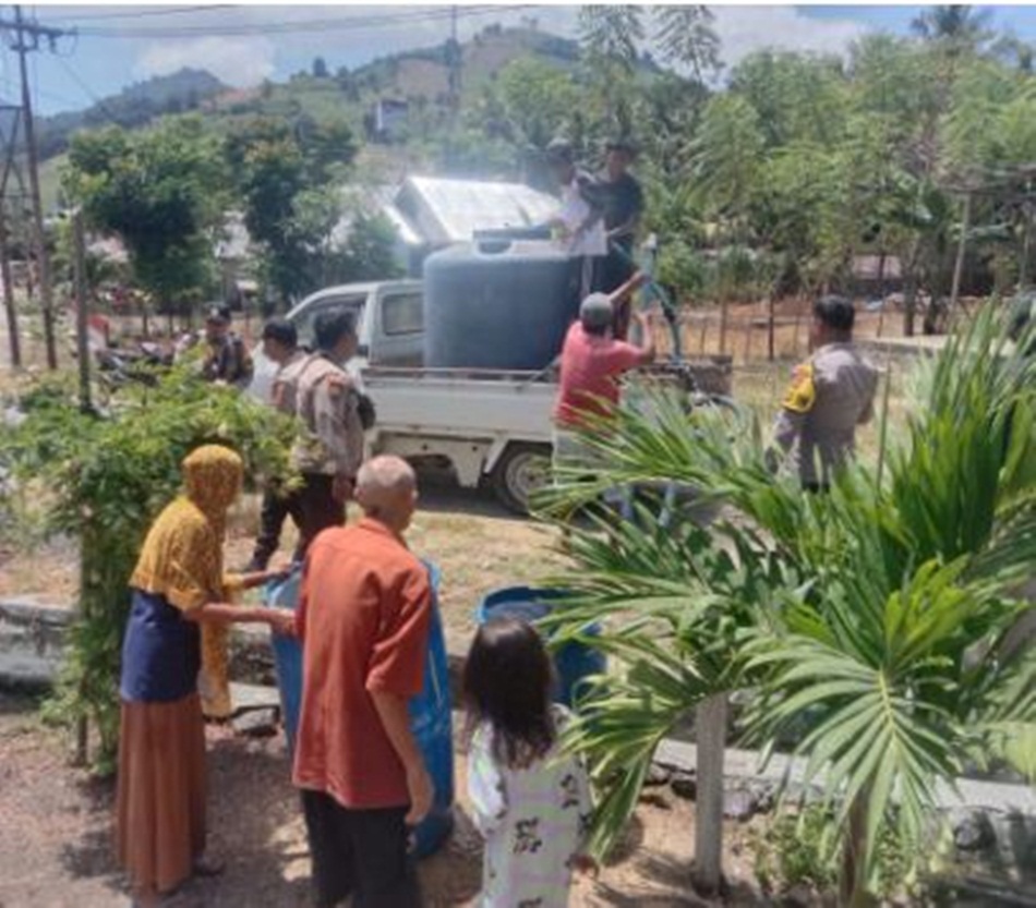 Upaya kepolisian membantu ke warga yang terdampak kekeringan salurkan air bersih (hms-pol)