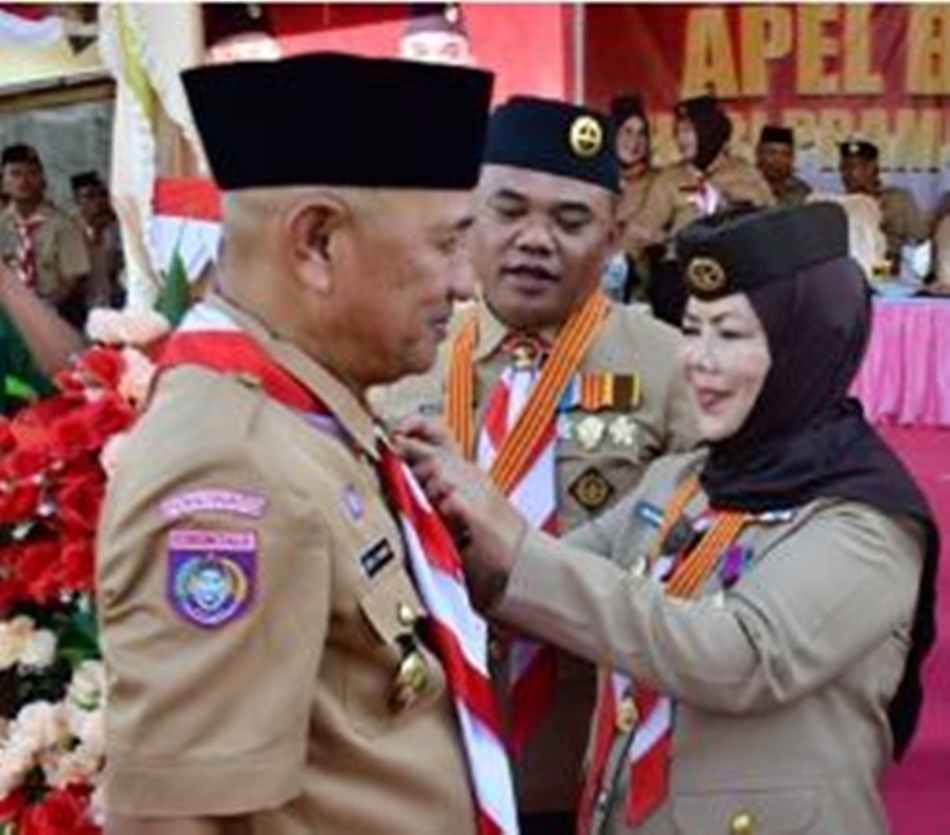 Penyematan penghargaan oleh  Ketua Dewan Kehormatan Kwartir Daerah Gerakan Pramuka Gorontalo, Idah Sahidah Rusli Habibie dan ketua Kwarcab Nasir Giasi.(hms-Kmfo)