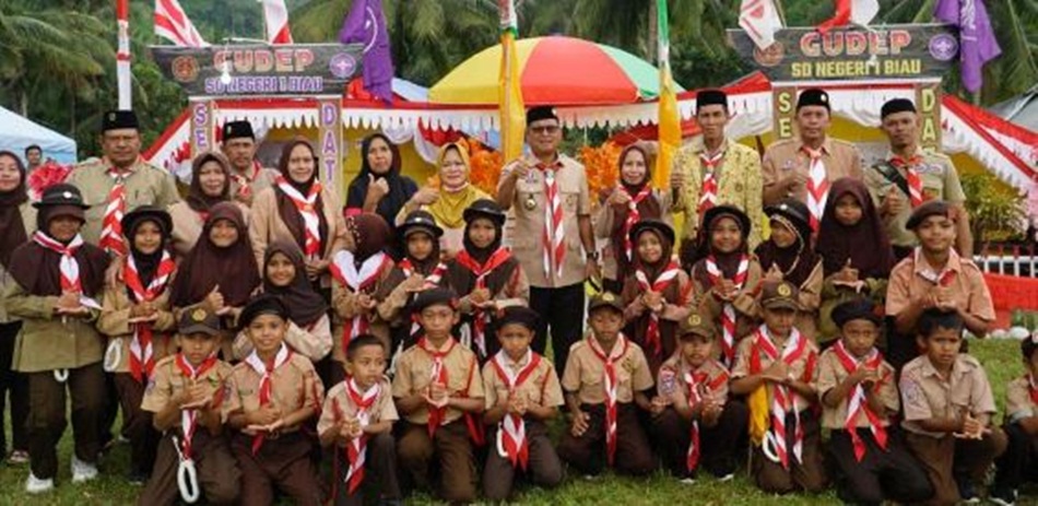 Bupati Thariq Modanggu bersama Peserta Pramuka di Desa Potangan Kecamatan Biawu (hms-Kmfo).