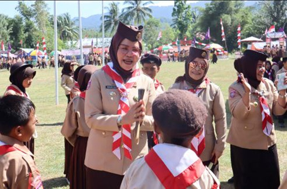 Wakil Ketua Mabicab Kak Merlan S. Uloli dan Ketua Kwarcab Kak Lolly Pou Junus memotivasi anak-anak pramuka pada Temu Penggalang ke VI tingkat Kwartir Ranting Suwawa, Suwteng, dan Suwsel (hms-kmfo)