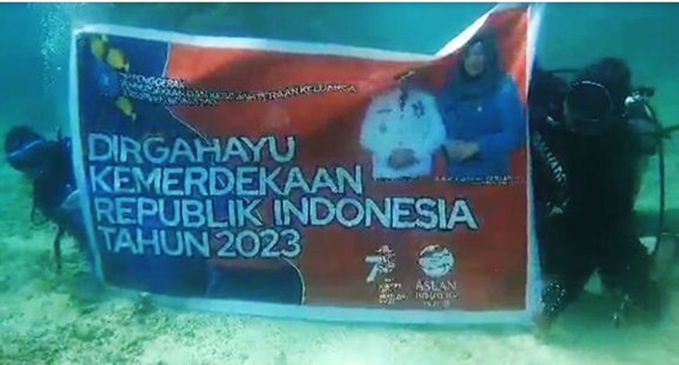 Kain yang berwarna merah putih sepanjang 17 meter ini berhasil dibentangkan di dalam laut di spot dive Coral Porites sp Alam Moridu point.(Isitimewa)(ist)