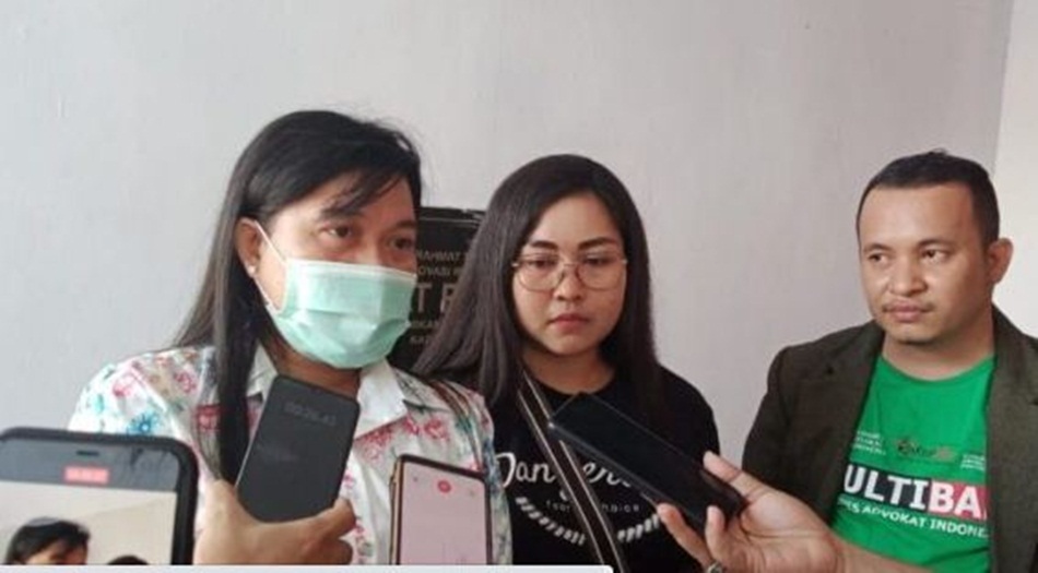 ELA alias VS didampingi Kuasa hukumnya Nurmawi Mukmin dan Batrisal Bolongkod saat berada di Polres Limboto.(istimewa)