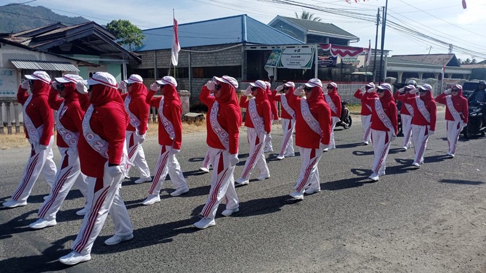 Peserta lomba baris berbaris  Desa Lombongo yang tampil dengan ikon Desa wisata Lombongo keren (Istimewa)