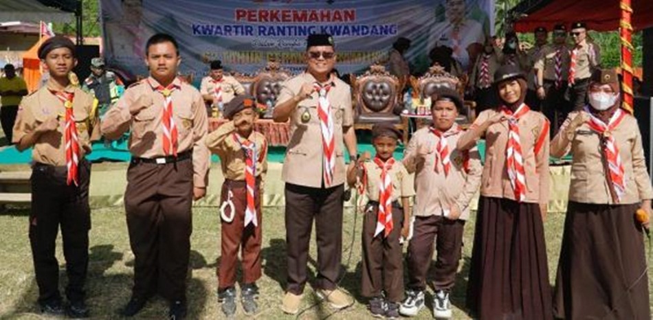 Thariq Modanggu bersama Peserta Perkemahan pramuka ke 62 di Desa Titidu Kecamatan Kwandang (humas)
