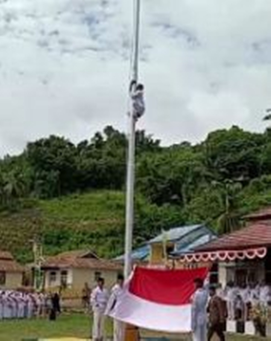 Riski Lamato, panjat tiang bendera selamatkan tali putus saat upacara HUT Proklamasi di Sumalata Timur. (Tangkapan Layar)