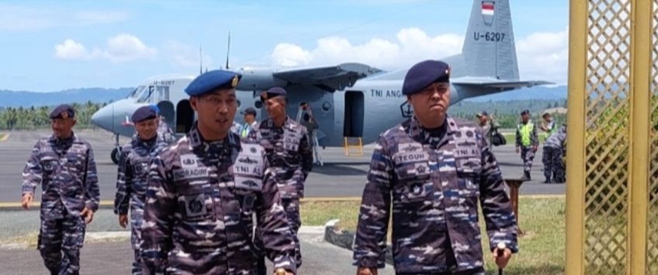 kedatangan Komandan Gugus Keamanan Laut (Danguskamla) Koarmada II Laksamana Pertama   TNI Teguh Prasetya, S.T., M.M., CHRMP. di Bandar Udara Djalaludin Gorontalo, (hms-al)