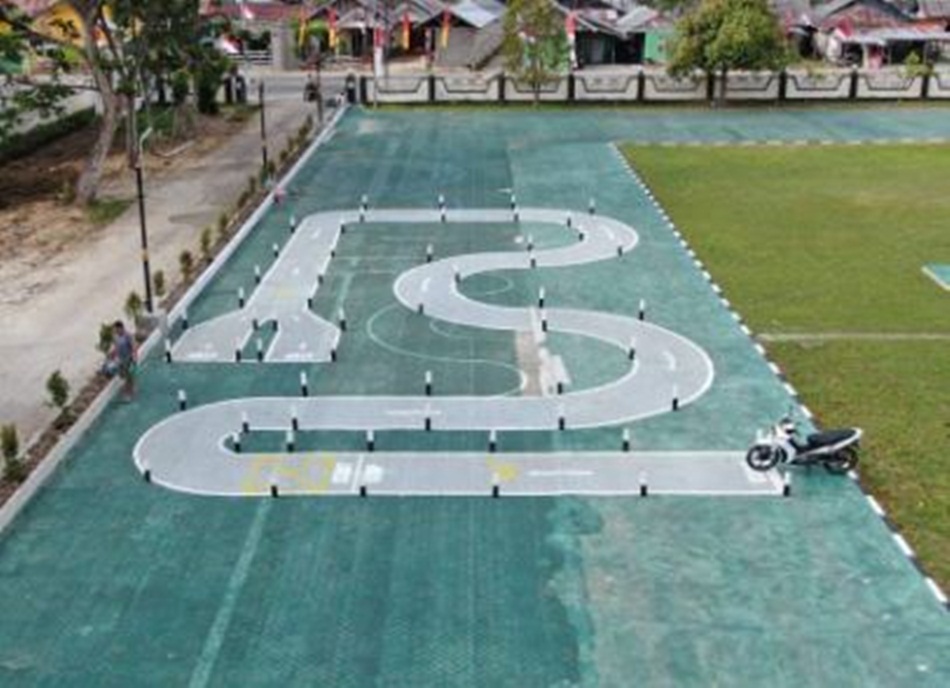 ujian SIM C di Polres Pohuwato tidak ada lagi pola zig-zag ataupun angka 8. Melainkan diganti dengan huruf S.(hms-pol)