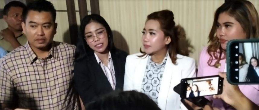 Tim 911 Hotman Paris saat memberikan keterangan pers usai bersilaturahmi dengan pimpinan DPRD Kabupaten Gorontalo. (F:istimewa)