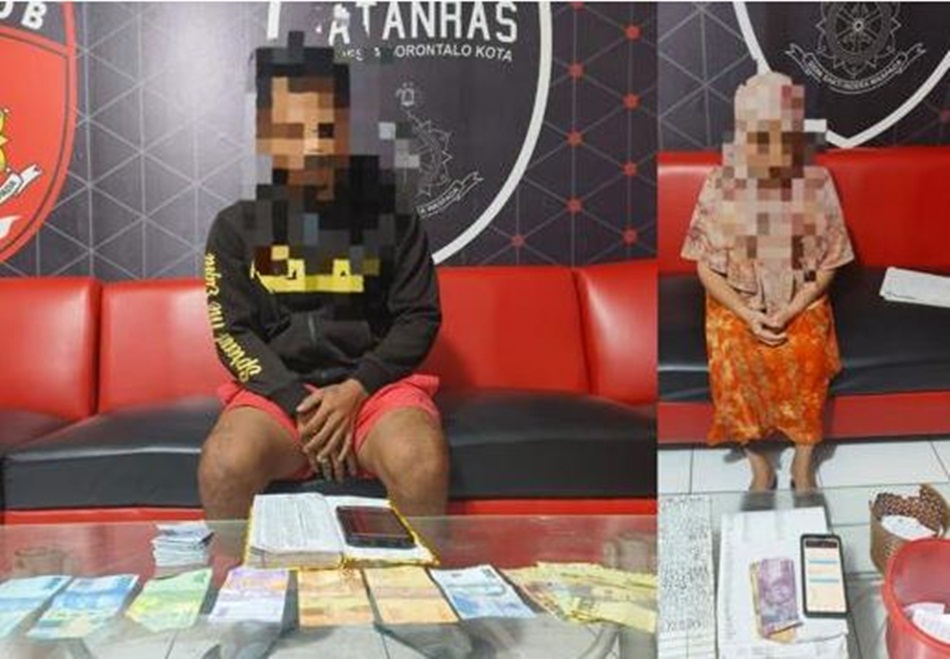 kedua  pelaku judi togel saat diamankan Polresta Gorontalo.(hms-pol)