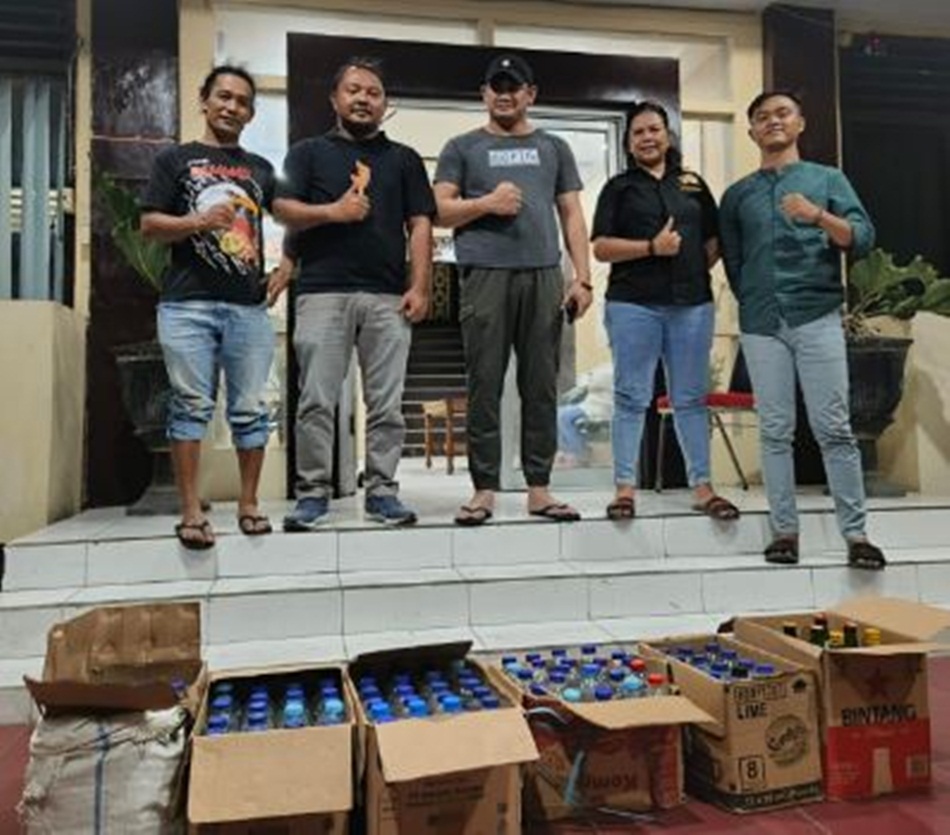 petugas berhasil mengamankan   112 botol Miras dari berbagai merk yakni 104 botol cairan yang diduga beralkohol (captikus).(F:hms-pol)