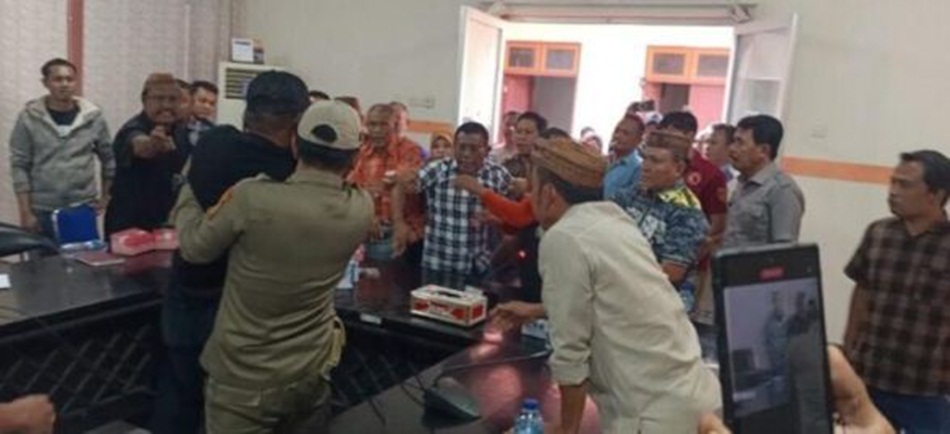 Suasana keduanya nyaris adu jotos pada saat  RDP di DPRD Pohuwato.(Istimewa).
