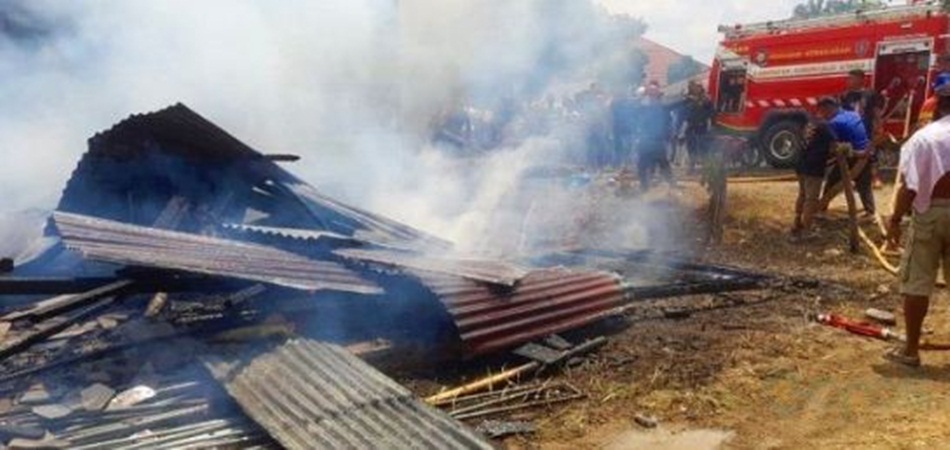 Petugas Damkar saat berupaya melakukan pendinginan di sekitar lokasi kebakaran rumah di Desa Leboto, Kecamatan Kwandang, Gorontalo Utara, agar tidak muncul titik api baru.(f. Damkar)