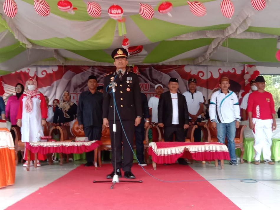 upacara Penurun bendera di Kecamatan Paguyaman kabupaten Boalemo.(Humas)