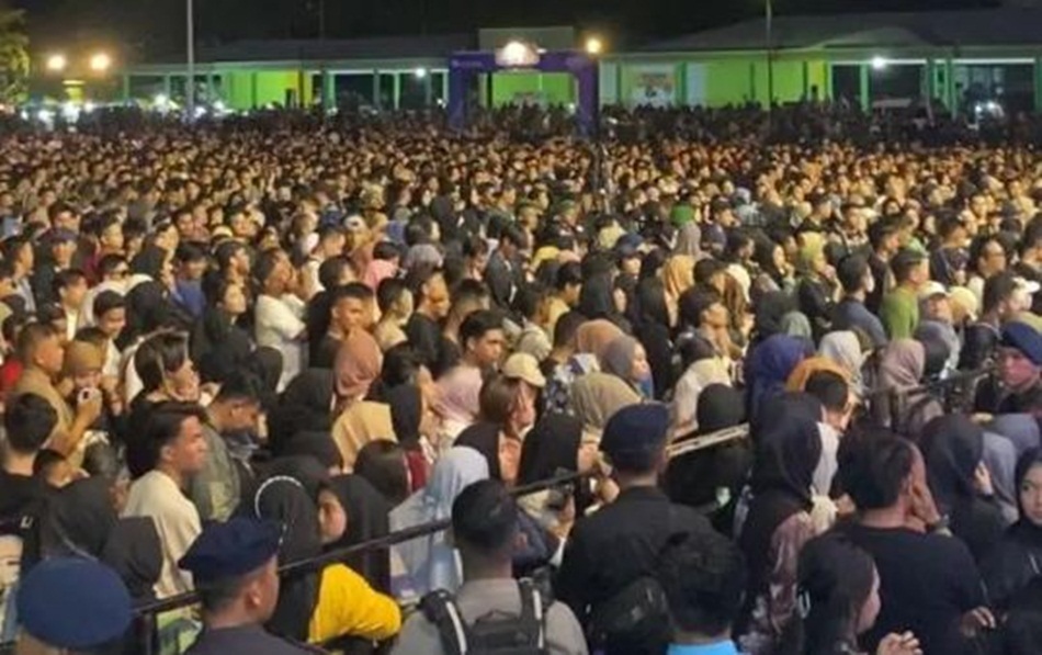 Masyarakat Gorontalo padati konser Armada di sport center Limboto, (foto hms).