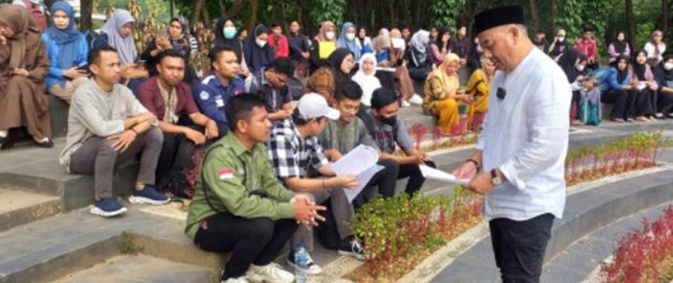 Bupati Hamim Pou saat mengecek beberapa sampel IPK para mahasiswa Beasiswa Bone Bolango Cemerlang Tahun 2023, di Amphitheater MPP Bone Bolango, Jumat (18/8/2023). (F.Indra/Diskominfo)