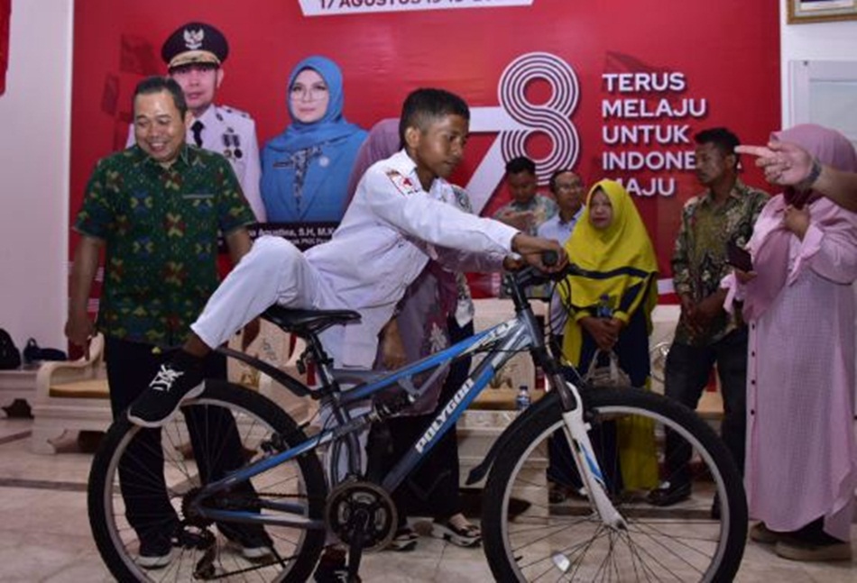 Riski Lamato diundang makan  malam Penjagub Gorontalo ismail pakaya dan berikan beasiswa dan hadian sepeda (kmfo)