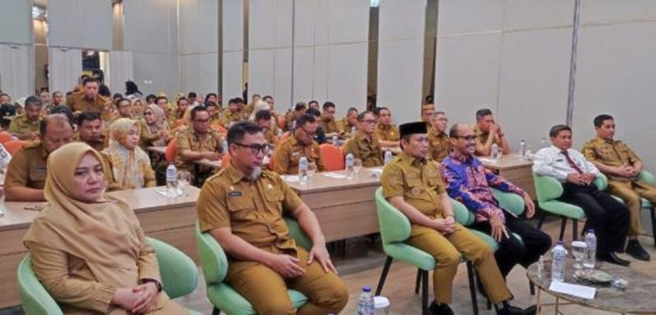 Penjagub Ismail Pakaya didampingi Penjabat Sekdaprov Gorontalo saat mengikuti pembukaan Bimtek Penyusunan Indikator Kinerja dan Reviu Pohon Kinerja serta Pelaksanaan Kebijakan Reformasi Birokrasi (Nov