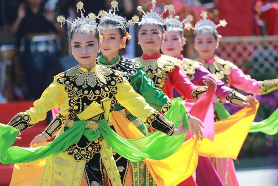 Penampilan tarian pada festival karawo Gorontalo (hms-kmfo)