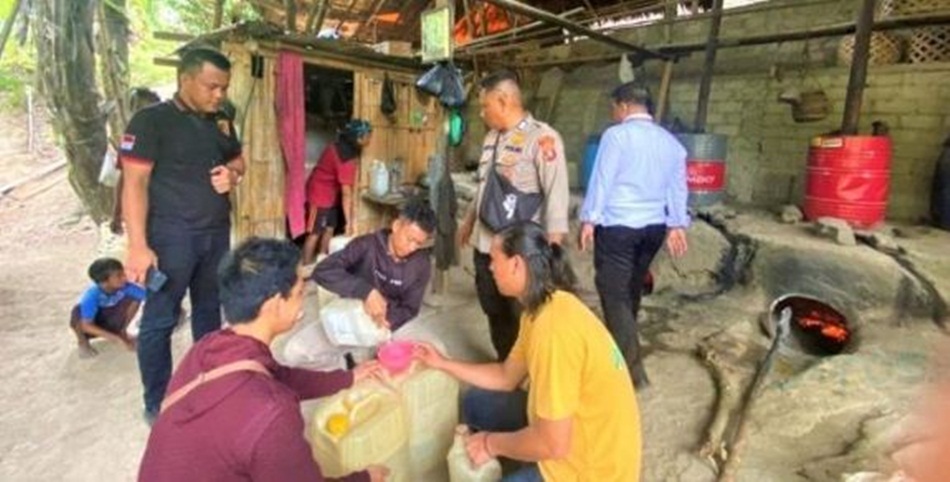 Aparat kepolisian Polda Gorontalo saat menggeledah tempat penyulingan cap tikus di pedalaman Kecamatan Bulango Timur, Bone Bolango, Gorontalo.(hms-pol)