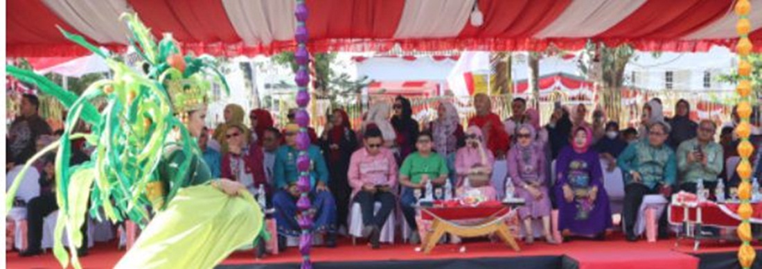Wabup Merlan Uloli saat menghadiri dan menyaksikan langsung Gorontalo Karnaval Karawo 2023 yang digelar, di Depan Rumah Dinas Gubernur Gorontalo. (F.AKP/Diskominfo)