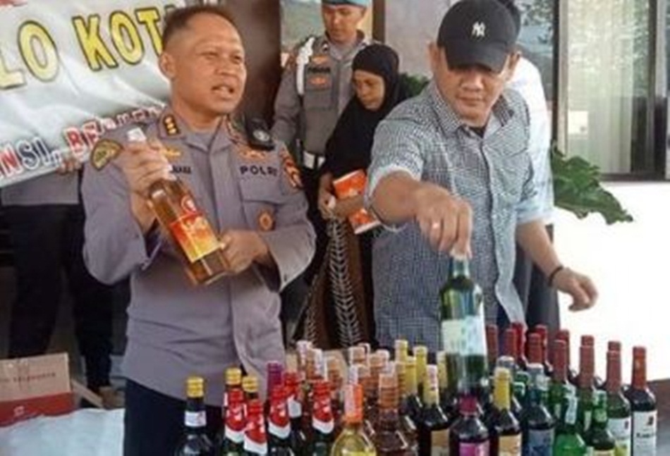 Kapolresta Gorontalo Kota, Kombes Pol Ade Permana menunjukkan jenis miras yang disita Polresta Gorontalo Kota dalam operasi pekat Otanaha III 2023.(Hms-pol)