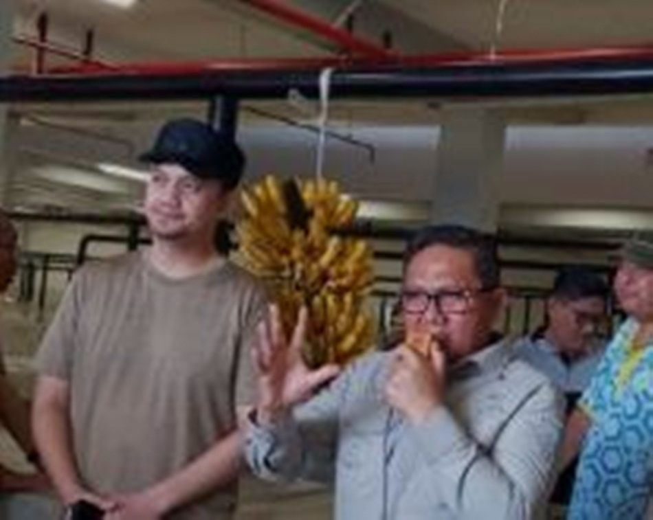 Walikota Marten Taha dan Wakil Walikota saat pembukaan relokasi Pedagang ke Pasar Sentral (F:istimewa)