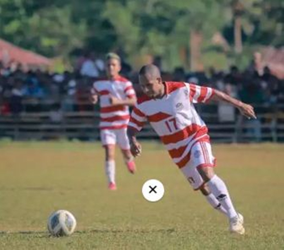 Aksi  Okto Maniani pada laga final Elang Mas Soginti vs Karya Baru Fc yang diperkuat Oktavianus Maniani.(Foto:Istimewa)