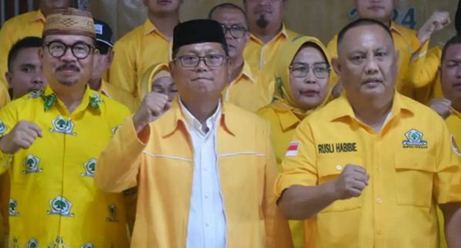 Ketua DPD II Golkar Gorontalo Utara Thariq Modanggu usai dilantik Ketua DPD I Partai Golkar Rusli Habibie.(istimewa)