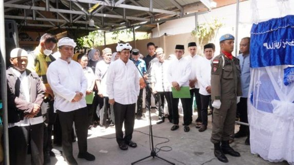 Penjagub Ismail Pakaya saat melepas almarhum Kadis Dukcapil-PMD Slamet Bakri (Foto &ndash; Valen)