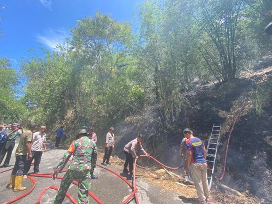 Aparat Kepolisian dan TNI bersama masyarakat bahu membahu memadamkan kebakaran lahan di Lombongo Suwawa (hms-pol)