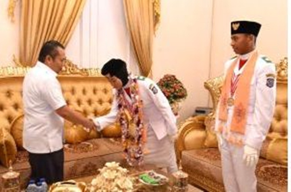Penjagub Ismail Pakaya menyambut dua Paskibraka asal Gorontalo yang bertugas di tingkat nasional di rumah jabatan gubernur.(Foto : Haris)