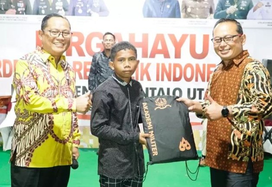 Riski Lamato (tengah) saat menerima hadiah yang diserahkan Dandim 1314 Gorontalo Utara. (Hms Larso )