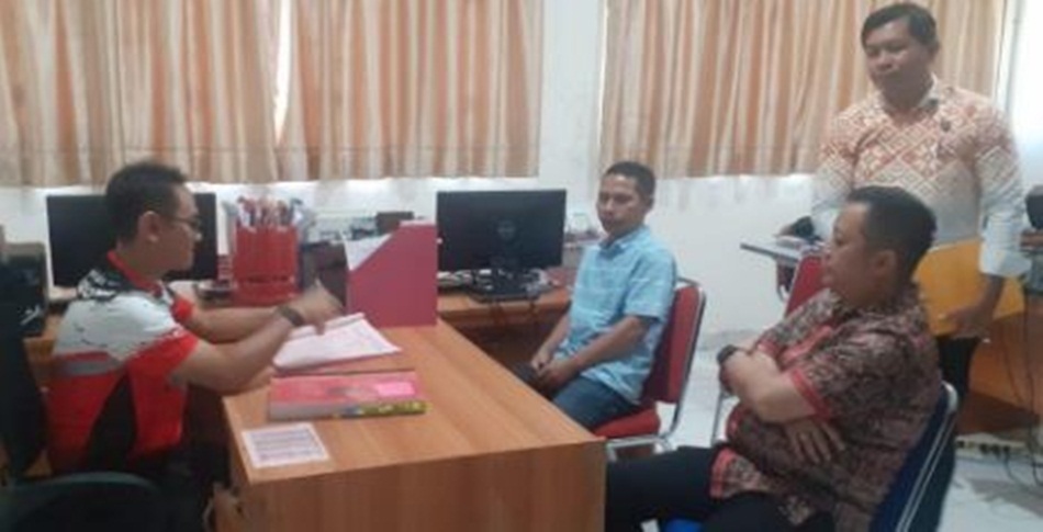 Suasana Pelimpahan tersangka dan barangbukti yang berlangsung di Kantor Kejaksaan Bone bolango.(hms-pol)