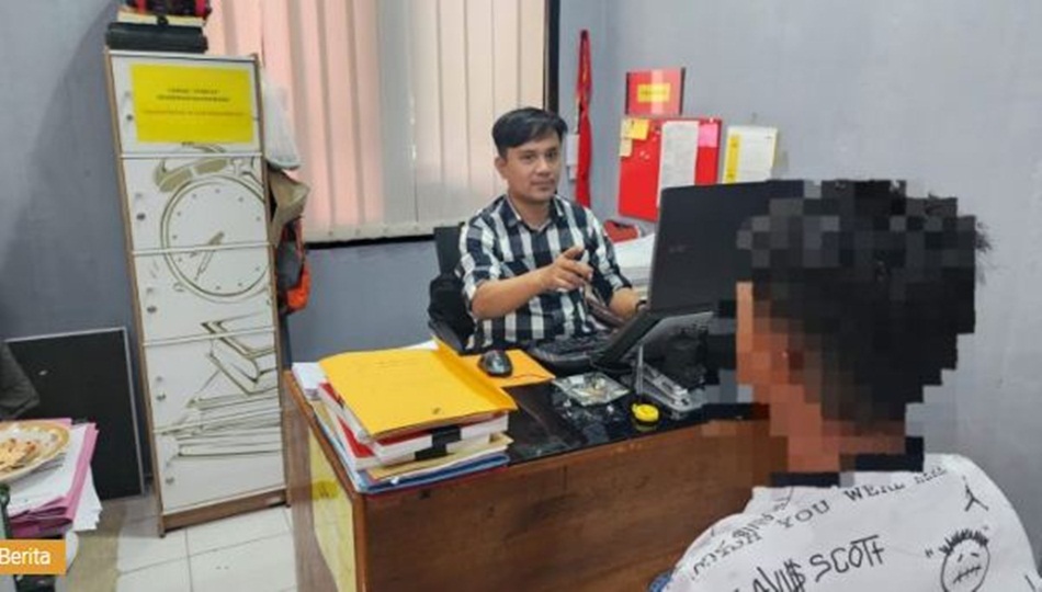 pelaku penganiyaan dengan senjata tajam di Kompleks pasar sentral saat diperiksa Polisi (hms-pol)