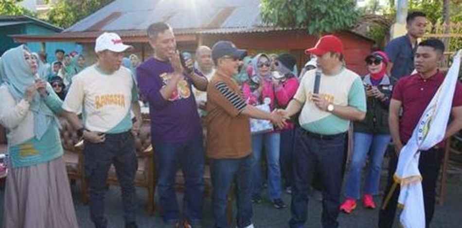 Penjagub Ismail Pakaya saat melepas peserta jalan sehat dalam rangka reuni akbar Ikatan Alumni SMA Negeri 1(IKA SMANSA)  Gorontalo. (FOTO &ndash; VALEN)