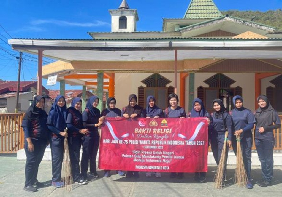 Memperingati Hari Jadi ke-75 Polisi Wanita Republik Indonesia Tahun 2023, Polwan Polresta Gorontalo Kota menggelar Bakti Religi di 2 rumah ibadah di Kota Gorontalo (hms-pol)