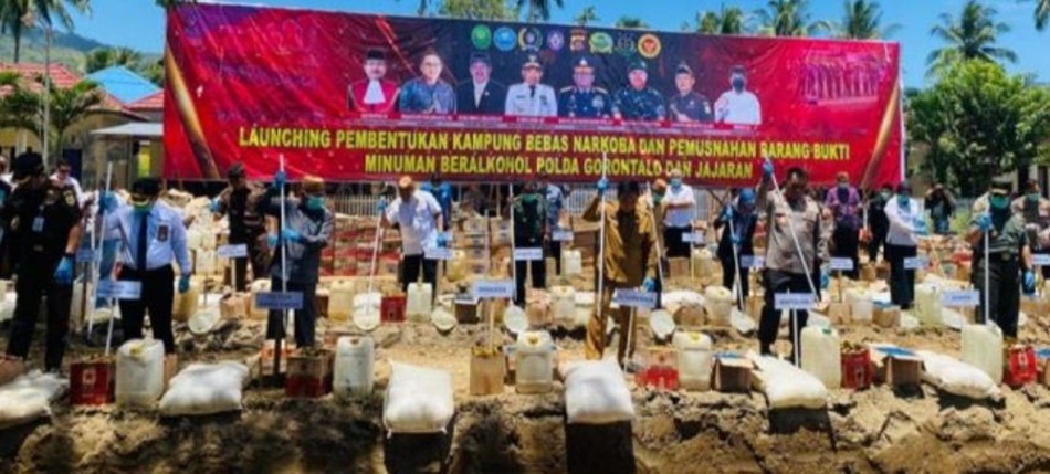 Launching Pembentukan Kampung Bebas Narkoba dan Pemusnahan Barang Bukti minuman Beralkohol Polda Gorontalo dan Polres Jajaran telah dilaksanakan (hms-pol)