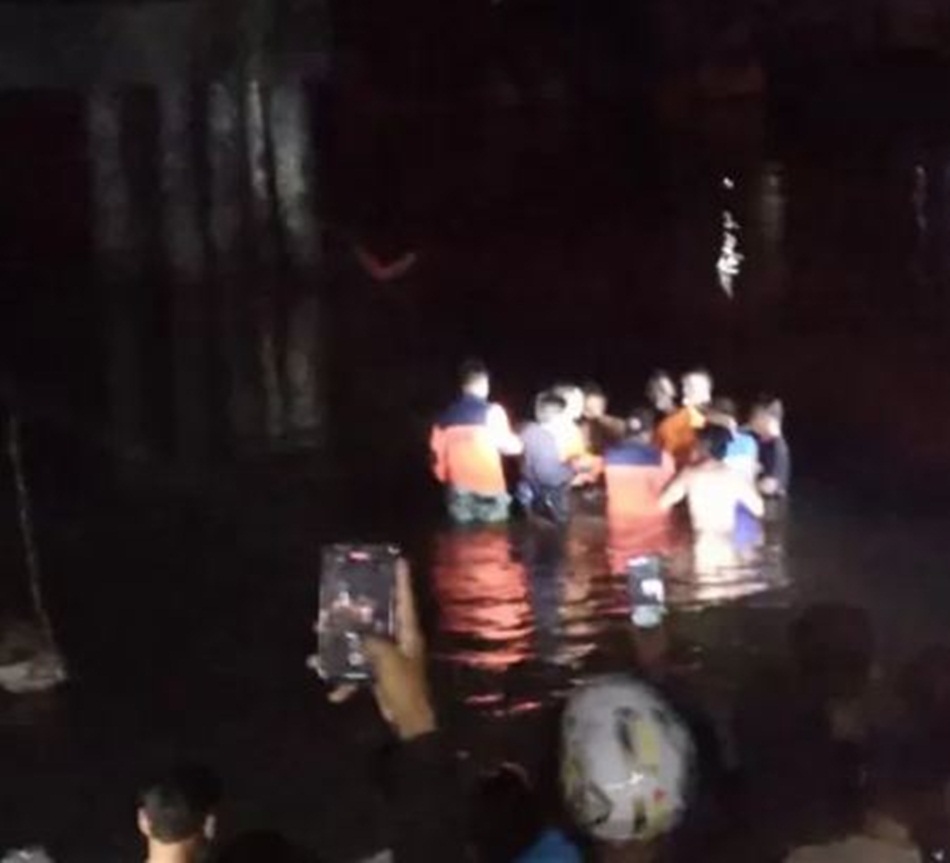 Evakuasi korban tenggelam saat menjala ikan di sungai Bone Gorontalo (Istimewa)