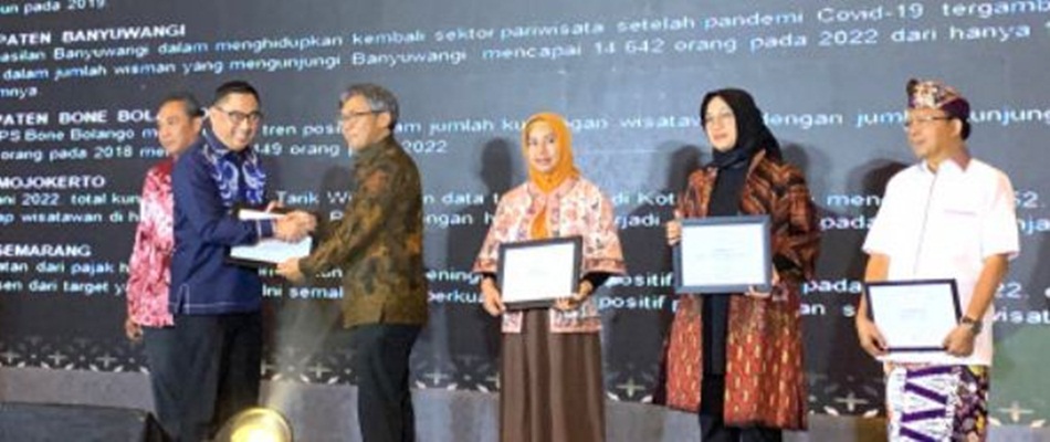 Bupati Hamim Pou meraih penghargaan Apresiasi Tokoh Indonesia dari Kelompok Tempo Media di kategori Pariwisata Berkarakter yang diserahkan oleh Direktur Utama Tempo Media Arif Zulkifli, di Hotel The W