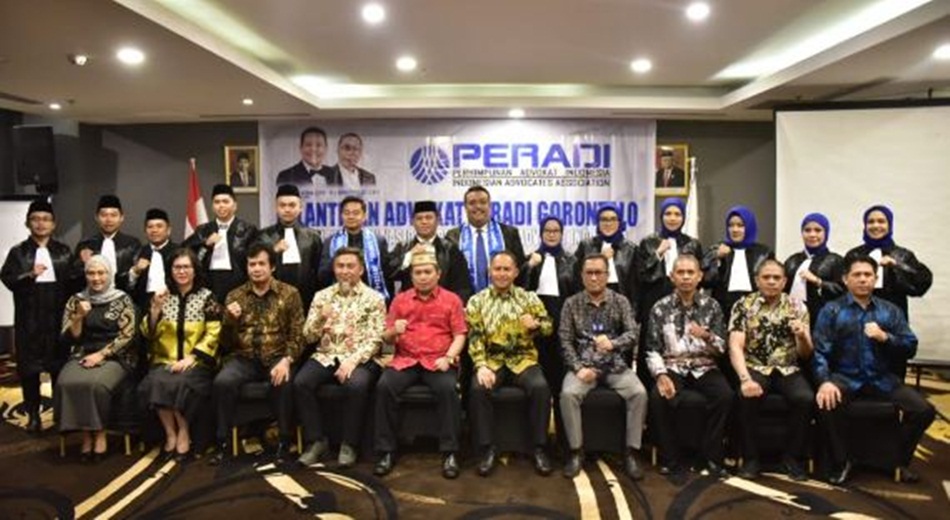 Penjagub Ismail Pakaya didampingi Penjabat Sekdaprov Budiyanto Sidiki bersama pengurus DPC Peradi Gorontalo, Ballroom Hotel Aston Gorontalo.(Foto &ndash; Fikri)