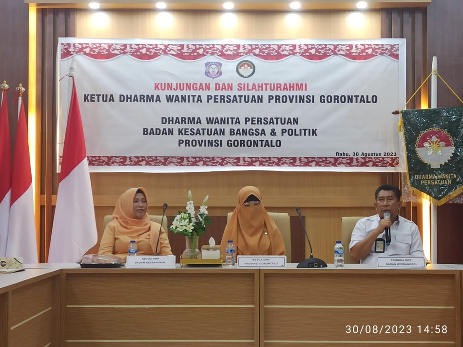 Silaturahmi Ketua DWP Provinsi Gorontalo disambut Ketua DWP Badan Kesbangpol Ny. Asri Bali Banteng dan Kaban Kesbangpol Imran Bali. (humas)