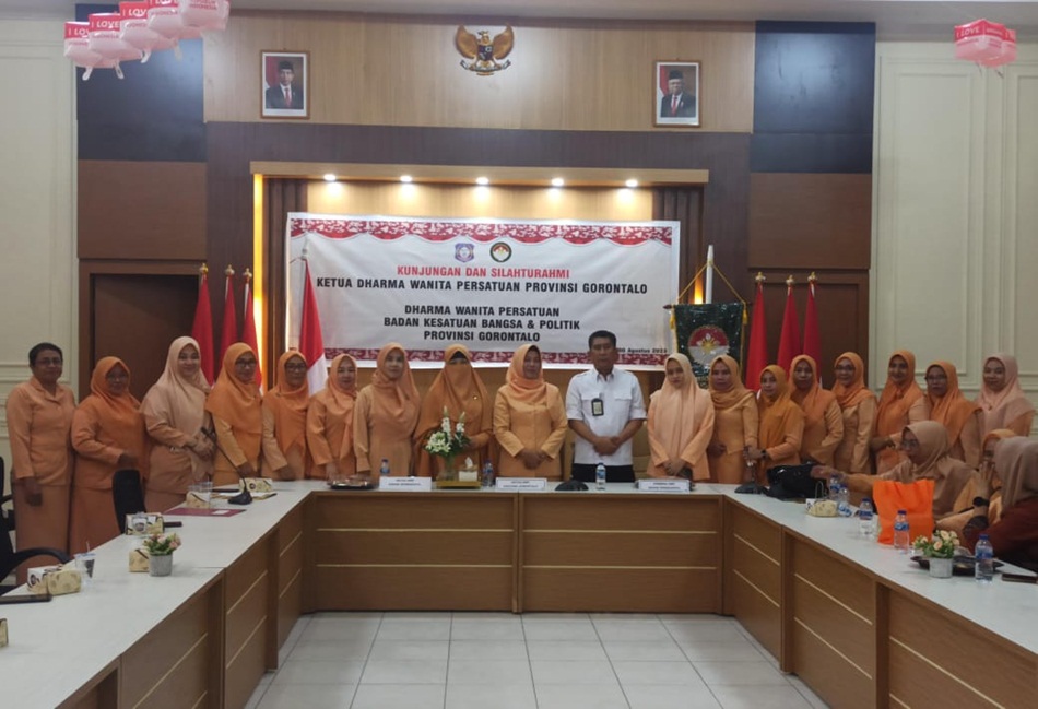 jajaran DWP Kesbangpol saat menerima kunjungan Ketua DPW Provinsi (humas)