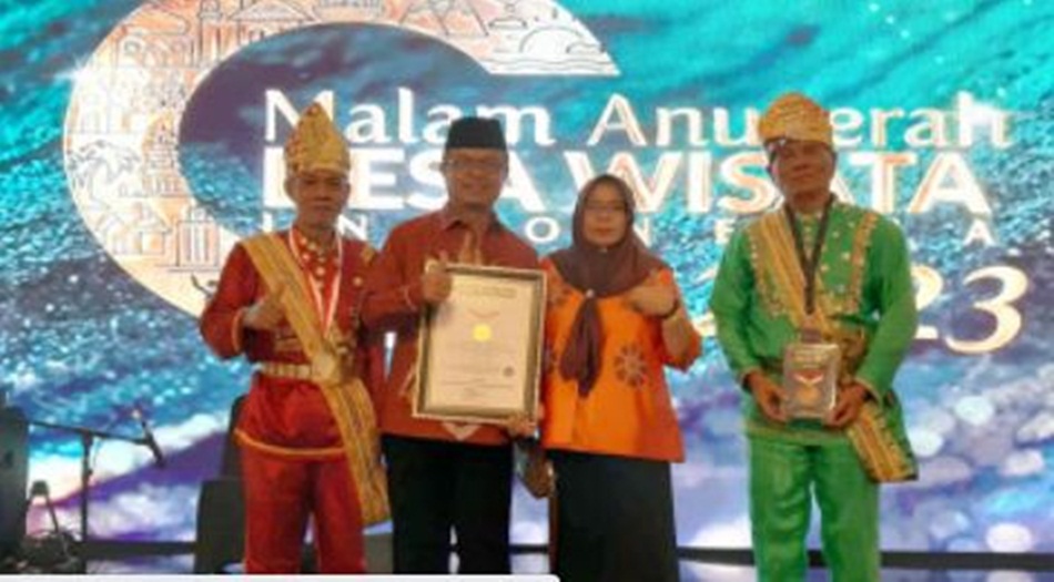 Sekda Ishak Ntoma didampingi Ketua DWP Mariyani Ntoma Liputo, Kepala Desa Botubarani, Irwan Lakoro dan Ketua Pokdarwis Hiu Paus Botubarani, Abdul Wahab Matoka., saat menerima penghargaan dari Kemenpar