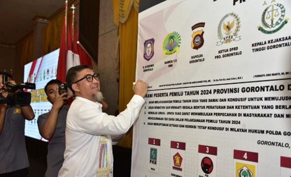 Penjabat Sekdaprov Budiyanto Sidiki mewakili Penjabat Gubernur Gorontalo menandatangani Deklarasi Pemilu Damai Tahun 2024 bersama unsur Forkopimda dan 18 pimpinan Partai Politik di Provinsi Gorontalo