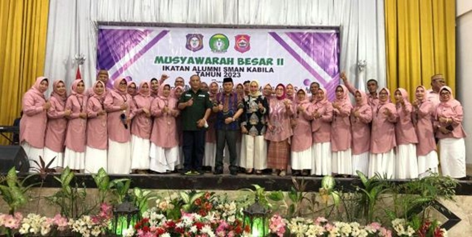 Penjagub Ismail Pakaya didampingi Gubernur Gorontalo periode 2012-2022 Rusli Habibie dan Wakil Bupati Bone Bolango, yang turut hadir pada Musyawarah Besar (Mubes) ke-II Ikatan Alumni SMA Negeri 1 Kabi